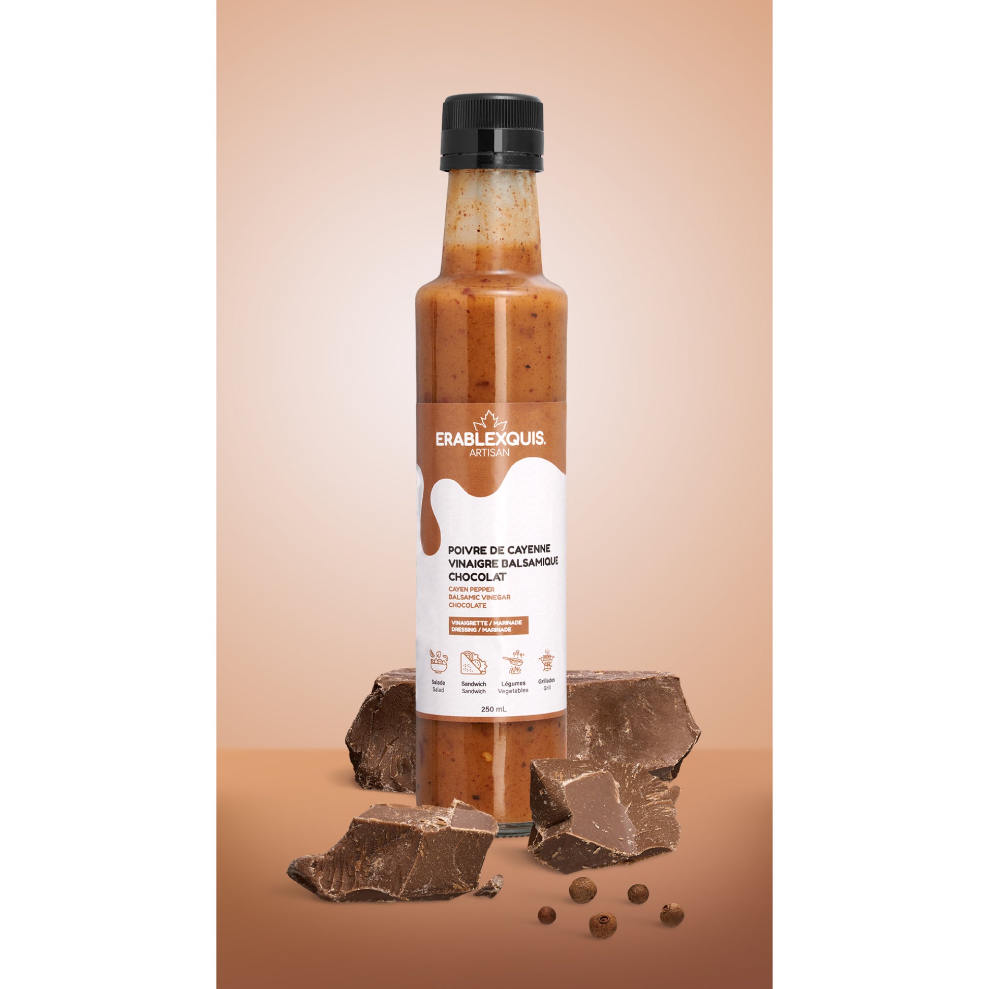 Vinaigrette / marinade québécoise Érablexquis Poivre de cayenne Vinaigre balsamique Chocolat. Produit naturel, local, fait de sirop d’érable pur, gastronomique, sans gluten et végétarien. Savoureux en salade, sandwich, légumes, grillade, pour des recettes rehaussées.